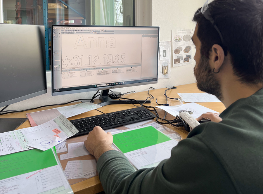Mann an Computer und bedient Laser