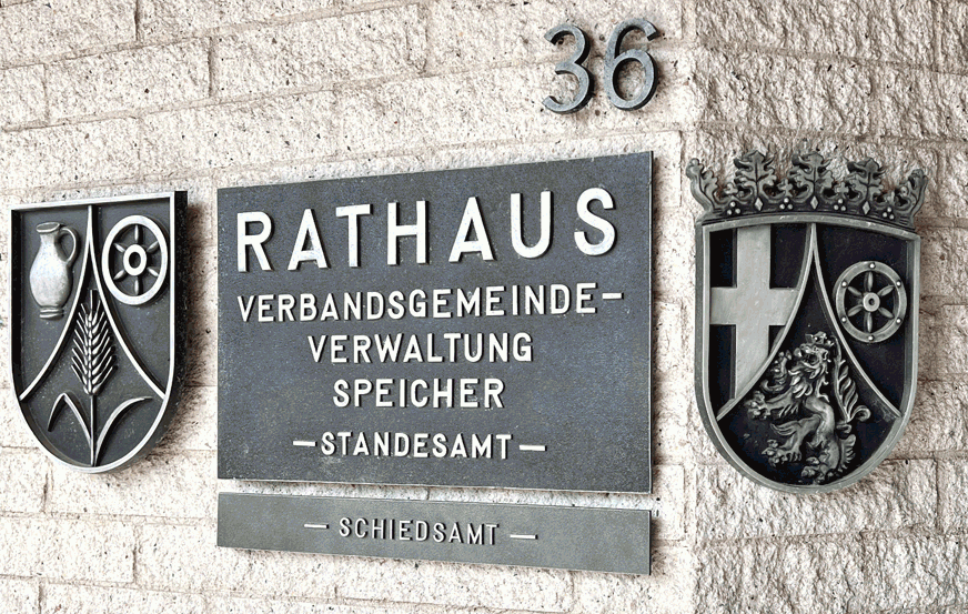 Bronze Schild mit Wappen an Wand