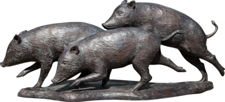 3 jongen van wild zwijn, volplastisch h = 26 cm, 61 x 13 cm
