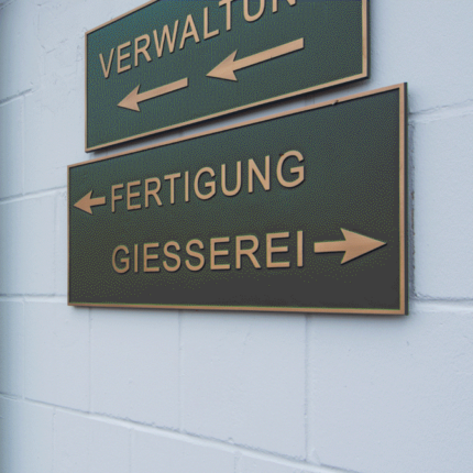 Bronze Wegweiser an Wand als individuell gefertigter Bronzeguss von Plein Pronzen