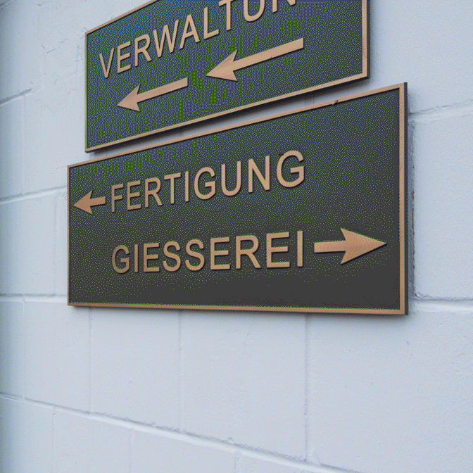 Bronze Wegweiser an Wand als individuell gefertigter Bronzeguss von Plein Pronzen