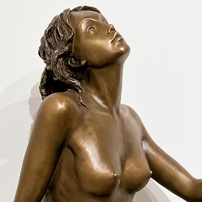 Akt Bronzefigur sitzend auf Podest Nahaufnahme von der Kunstgießerei für Grabmalkunst und Bronzen