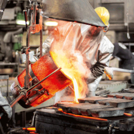 Arbeiter in Sicherheitskleidung giesst Metal