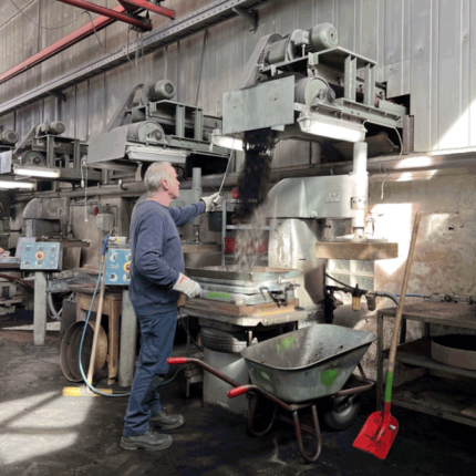 Mann an Gussform Maschine