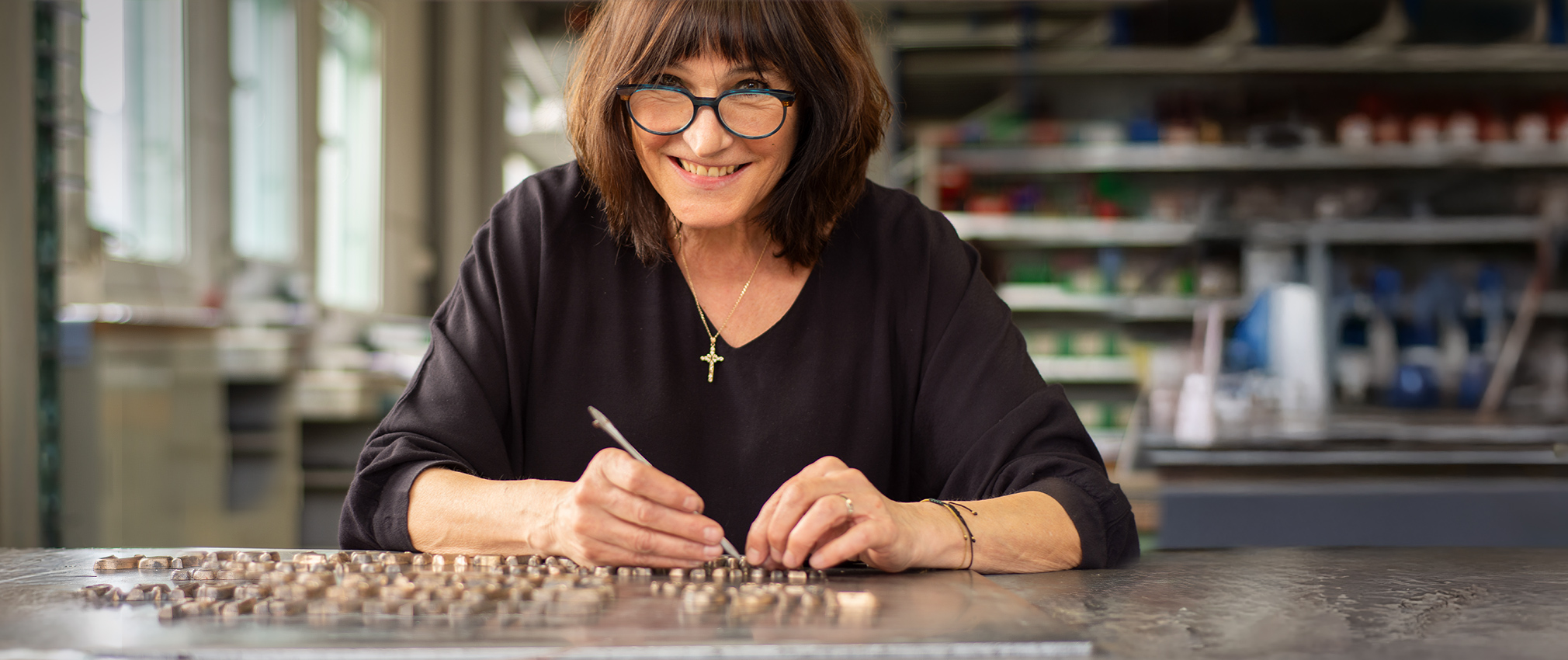 Mitarbeiterin beim Schriftsatz