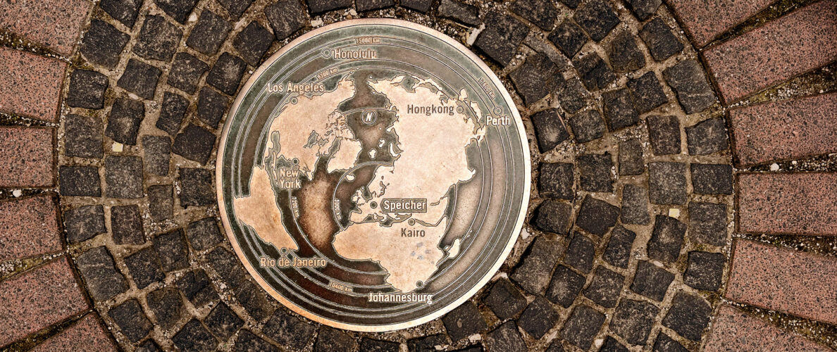Runde Bronzetafel in Backstein Boden