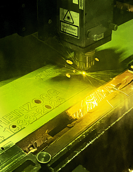 Laser schneidet Metal in Schrift