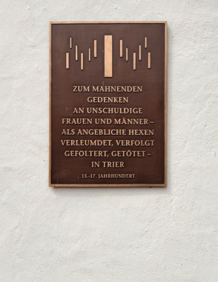 Bronzetafel als Gedenktafel an Wand